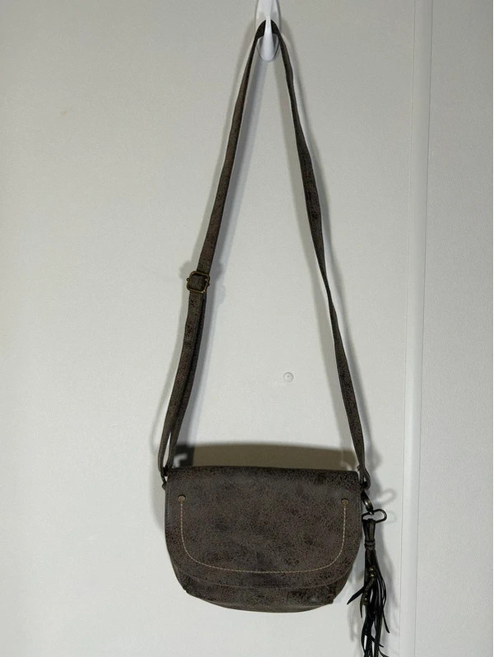 T-Shirt & Jeans Brown Distressed Faux Leather Boho Crossbody Tassel Bag